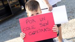 Un alumno sostiene un cartel reivindicativo.