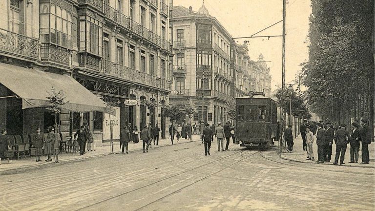 Fotografía antigua de como circulaba el tranvía por la calle Mendizábal, la calle del Teatro Filarmónica.