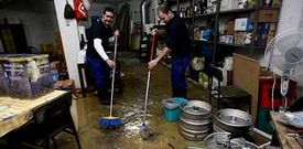Un establecimiento de hostelera sufri la inundacin de su almacn en el stano por la filtracin de la calle.