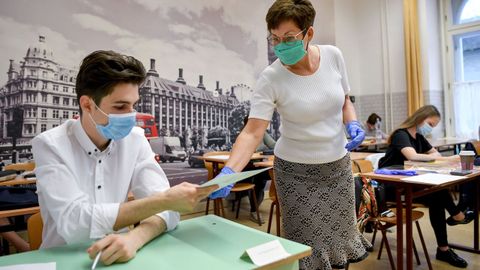 Las escuelas húngaras establecen un máximo de diez alumnos y mascarillas protectoras