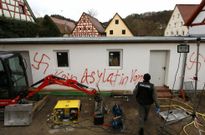 Los agresores dejaron esv�sticas pintadas en las paredes del albergue atacado. 