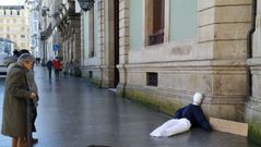 �LBUM: Lugo se llena de mu�ecos y pintadas para denunciar la situaci�n que viven las personas sin hogar