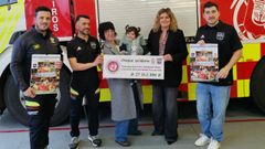 Los bomberos y la alcaldesa le entregaron el cheque solidario a Luc�a Garc�a,�que acudi� con su hija, Julieta, con s�ndrome de Rett