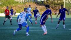 Aguado presiona a un futbolista del Atl�tico Coru�a Monta�eros.