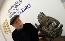 Celeiro junto a una de las esculturas que forman parte de la muestra. 