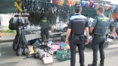 Inspeccin conjunta de la Guardia Civil y la Polica Local en el mercadillo de Portonovo, este lunes