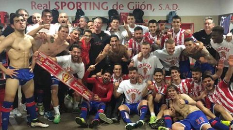 La plantilla del Sporting celebrando la permanencia.