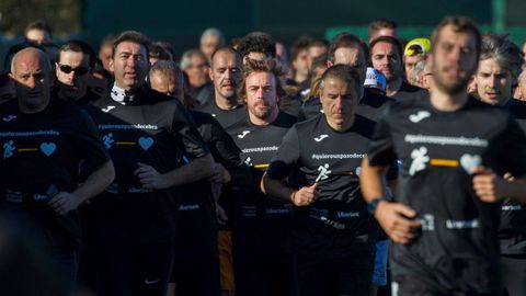 El piloto asturiano Fernando Alonso (c) participa junto a cientos de aficionados en la  IX Carrera Fundacin Fernando Alonso-Liberbank  en el circuito Fernando Alonso en Llanera, Asturias, cuya recaudacin se destinar a la instalacin de pasos de cebra en los lugares donde los usuarios crean que son necesarios.