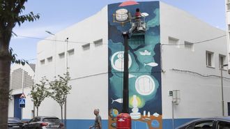 As� loc�a onte pola tarde o mural que Rakele Cavallo est� pintando na vella f�brica de Calvo 