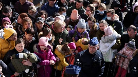 Ciudadanos ucranianos intentando abandonar el pas por la frontera con Blgica.