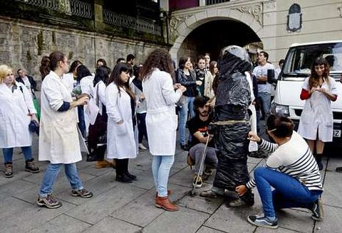 Alumnos de la Escola de Restauraci�n, el pasado octubre, cuando taparon esculturas.