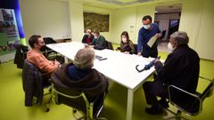 El concejal de Facenda, Raimundo Gonzlez (de pie), present la semana pasada el proyecto de presupuesto municipal  a las federaciones vecinales de Pontevedra