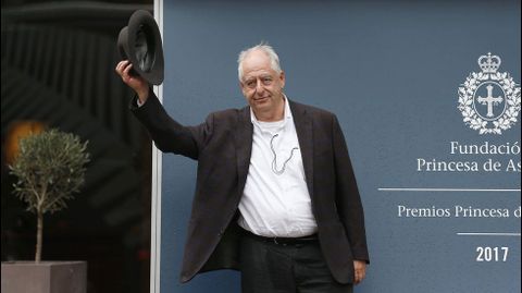 El polifac�tico creador sudafricano William Kentridge, conocido por sus dibujos, pinturas, grabados, 'collages', esculturas y fotograf�as, y galardonado con el Premio Princesa de Asturias de las Artes 2017, a su llegada hoy a Oviedo. 