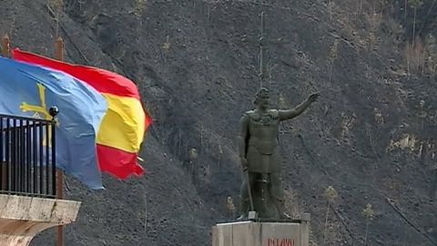 La estatua de Pelayo ante el monte arrasado por el fuego en Covadonga