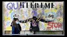 Grafitis contra la violencia de g�nero en las naves de Ojea.