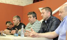 La gestora al completo presidi� la asamblea donde se convocaron las elecciones en el Lal�n. 