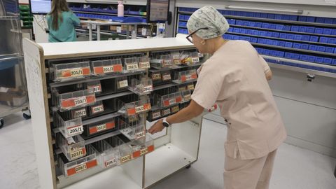Carros con cajones individuales con la medicación que necesita cada paciente.