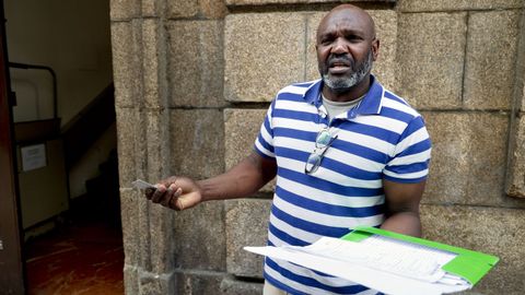 Elhoussein, de Mauritania, en la oficina de Extranjer�a de A Coru�a