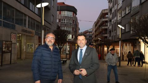 Berm�dez y el alcalde de Boiro, en la calle peatonal, con las nuevas farolas dise�adas para reducir la contaminaci�n lum�nica.