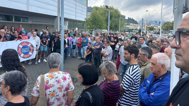 Concentraci�n convocada por la plataforma a las puertas del centro de salud viveirense