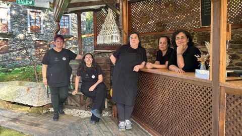 De izquierda a derecha, Loli, Daniela, Chelo, Berta y Berta (la decoradora), el equipo de trabajo que se ocupa del da a da en este espacio ldico y gastronmico