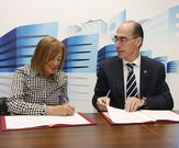 Antonia Hern�ndez y Jes�s V�zquez Almu��a firmando el acuerdo.