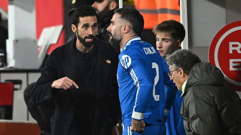 Arbeloa y Carvajal conversan en el banquillo durante un partido.