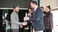 Fernando Castro Paredes, � esquerda, recibindo no seu d�a o Premio Rafael Dieste da Deputacion