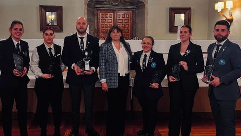 Aroa Reguera(la segunda por la izquierda) y Gabriel Vilar (el primero por la derecha), con sus trofeos.