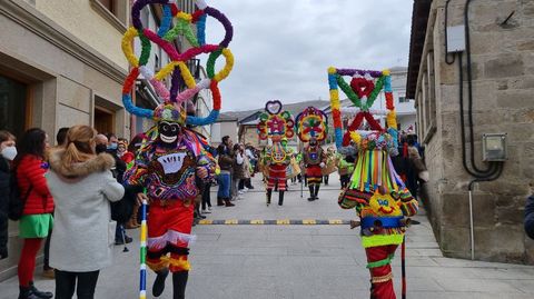 El folin As Carrelas de Viana do Bolo participa en el desfile de Vilario de Conso