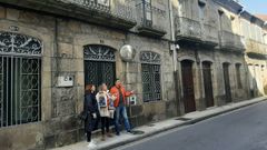 El concejal Manuel Gonz�lez, con la directora del ARI, Mar�a Pierres, y Anabel Ferreiro, vecina de la calle Herrer�a de Caldas