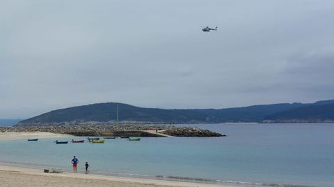 El helic�ptero de la Guardia Civil sobrevolando el Co�do de Bares, a primera hora de la tarde de este viernes