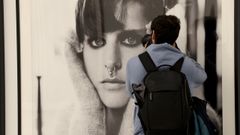 Un fot�grafo en la exposici�n de Steven Meisel organizada en A Coru�a por la Fundaci�n Marta Ortega