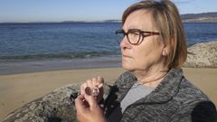 En el coraz�n. Eugenia, en la playa de Loira, donde tiene su casa, mostrando la medalla con una foto de Ricardo. Confiesa que conserva la habitaci�n su hijo c�mo �l la dej� antes de zarpar en el Villa de Pitanxo para hacer, sin saberlo, la �ltima marea. 