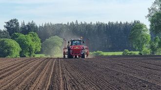Imagen de archivo de un tractor trabajando un terreno agr�cola