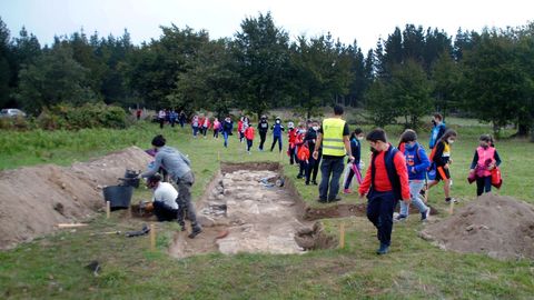 Alumnos del colegio público local observan los vestigios de estructuras constructivas que, según todos los indicios, formaron parte de un edificio residencial de grandes dimensiones