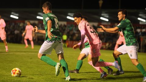 Ardura conduce el balón ante la presión de Jones El Abdellaoui.