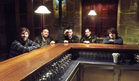 Isi Vaamonde, segundo por la izquierda, junto a The New School