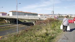 Las vallas impiden el tr�fico rodado desde el mi�rcoles, pero este jueves los peatones todav�an pod�an pasar por el puente de la calle Marqu�s de Santa Cruz.