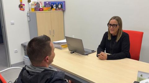 Manu, con su terapeuta Lurdes, en el Centro Ginesta