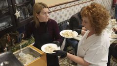 Eva, administradora de la Cocina Econ�mica de Ferrol, y Ana, voluntaria, sirviendo las comidas este lunes.