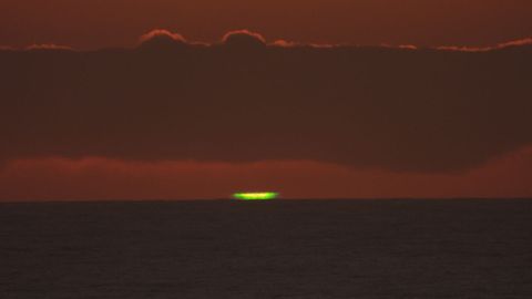 El rayo verde, sobre el horizonte, visto desde la costa de Loiba