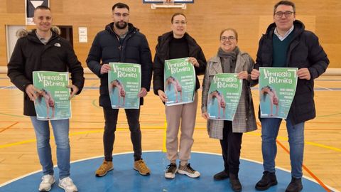 Presentaci�n del XVIII Torneo de Ximnasia R�tmica Concello de Ribadeo. De izquierda a derecha, el concejal de Deportes, Francisco Jos� Silvent; el gerente de Acisa, Jes�s P�rez; Nelly Bouso, directora t�cnica de Escola Porta Norte; la presidenta de Acisa, Carmen Cruzado, y el alcalde de Ribadeo, Daniel Vega