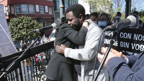 Samuel, el superviviente del Villa de Pitanxo, en la concentraci�n de Mar�n