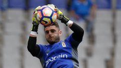 Juan Carlos: �Esto es una carrera de fondo, tenemos que ser lo m�s regulares posible�.Juan Carlos calienta antes de un partido