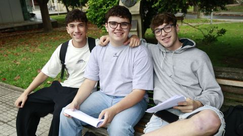 Hugo, Manuel y Diego, estudiantes del Tirso, antes de entrar al examen de selectividad en Ferrol