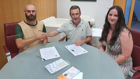 El alcalde de Barro, Xos Manuel Fernndez Abraldes, en el centro, con representantes de Asseii