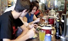 Los restauradores estradenses ofertan esta ma�ana una treintena de pinchos de salm�n.