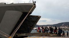 M�s de 500 refugiados y migrantes fueron alojados en un buque de guerra en Mitilene