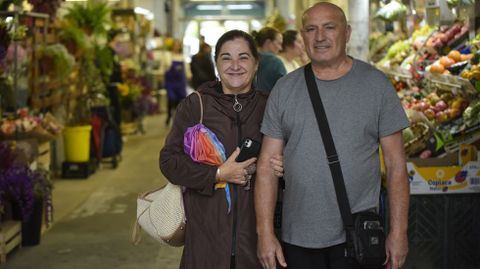 Paquita y Jos� Luis, que viven en Ibiza, visitando el mercado de Pontevedra, aunque ellos comen a diario de restaurante, ya que se alojan en un hotel y no cocinan.